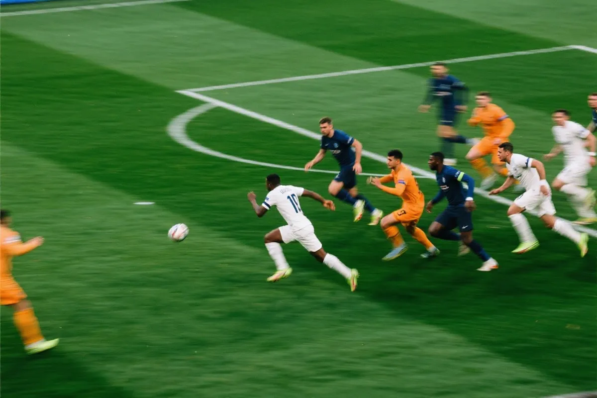 2026世界杯高位逼抢战术：从球员视角读懂“顶上去”的代价与成长